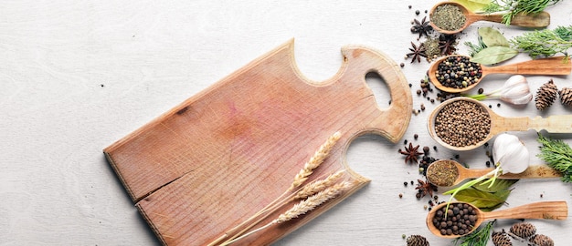 Deska do krojenia z przyprawami